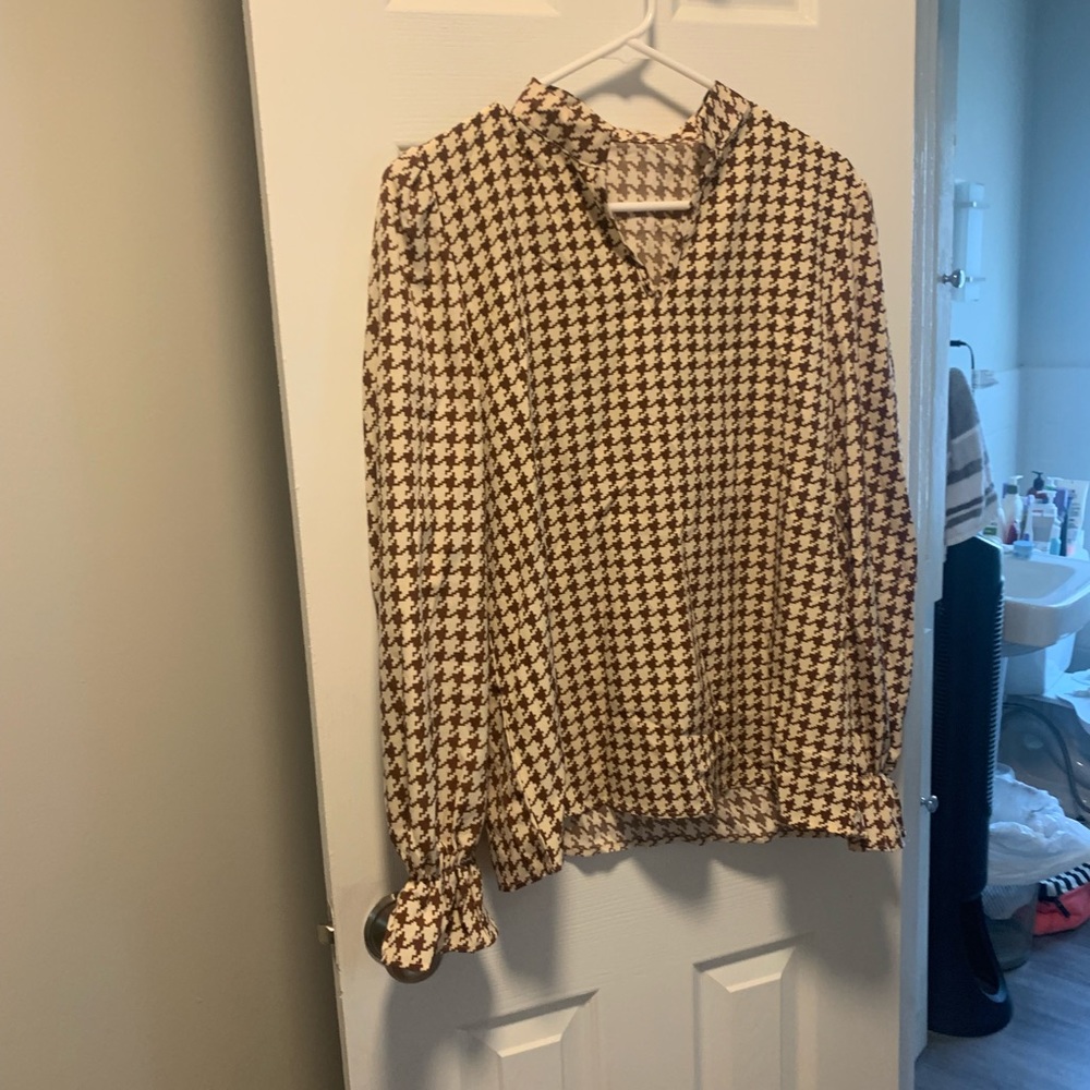 Cute dressy top! Never worn! 🤍🤎🤍🤎
#shein